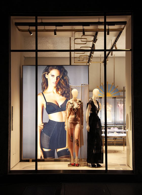  La Perla Windows Display